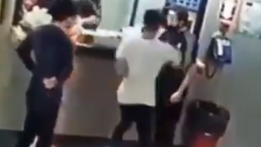 El playero que recibió una brutal trompada en la cabeza sigue sin reconocer a sus hijas