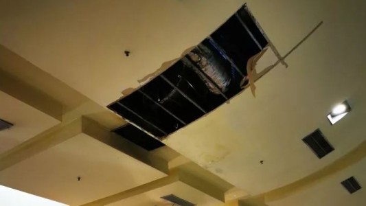 Se derrumbó parte del techo del patio de comidas del shopping Plaza Oeste: un bebé resultó herido