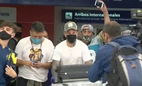 Multitud de hinchas de Boca recibió a Benedetto: "Llamé a Román y le dije que quería volver"