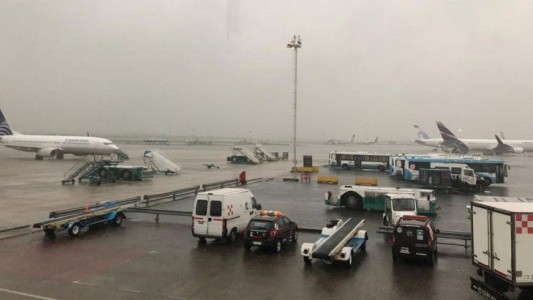 Por una fuerte tormenta se inundó el hall del aeropuerto de Ezeiza