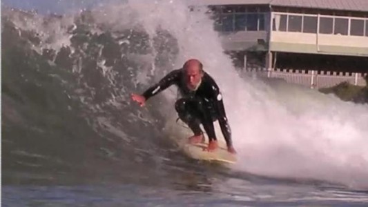 La historia de Daniel Gil, el pionero del surf que vive en la playa de Mardel