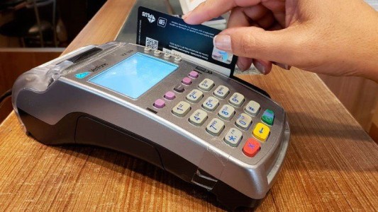 Vacaciones: es ilegal cobrar recargo con débito o en un pago con crédito