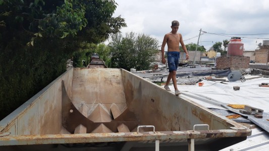 Descarriló un tren, golpeó contra dos casas y hay dos personas heridas