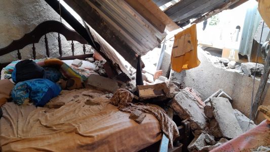 Se descarriló un tren y tres viviendas quedaron destruidas