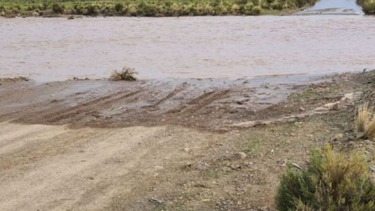 Una mujer que viajaba en una camioneta murió tras ser arrastrada por la crecida de un río en Jujuy