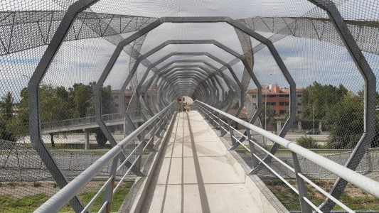 Lo apuñalaron en una pasarela de la circunvalación para robarle una moto