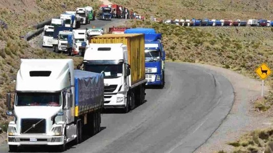 Camioneros marcha a embajada de Chile para protestar por choferes varados en la frontera