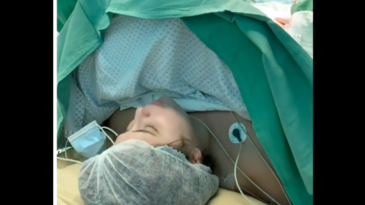 Video: atravesaba una cesárea de riesgo y se puso a cantar en le momento de dar a luz
