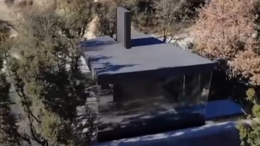 Video: construyó una casa que emerge de la tierra en 6 minutos