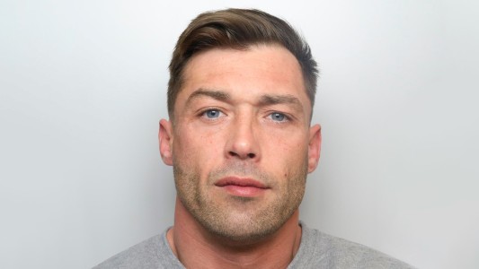 "Si lo encuentro, me lo guardo": Policía publicó la foto de un fugitivo y solo respondieron mujeres enamoradas