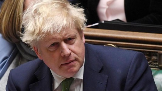 Boris Johnson pidió disculpas por las fiestas durante el confinamiento en Downing Street y aseguró que no piensa renunciar