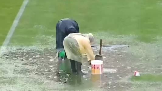 En Bolivia sacaron el agua del estadio con baldes