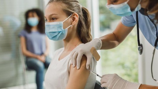 Pedirán testeos en escuelas a no vacunados