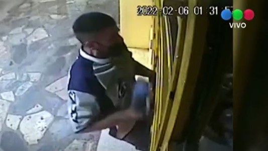 Video: Empleadas de una panadería echaron al ladrón a los escobazos