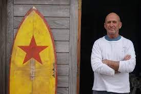 Murió mientras surfeaba Renato Tiribelli, un legendario fabricante de tablas de Mar del Plata