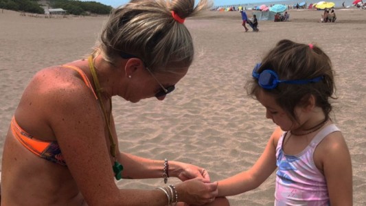 Guardavidas de Monte Hermoso entregan pulseras a los niños para ubicarlos más fácilmente por si se pierden