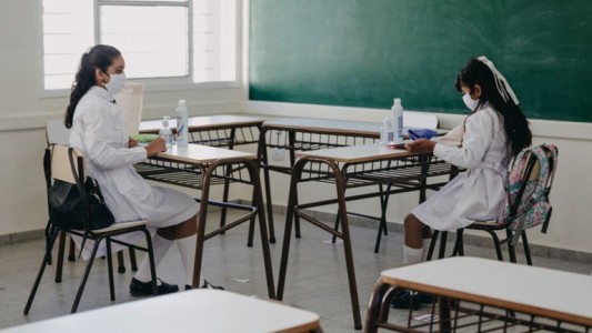 Vuelta a clases: Sin pase sanitario, recomiendan vacunación y uso obligatorio del barbijo