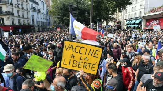 Prohíben marcha de antivacunas en París inspirada en protestas en Canadá