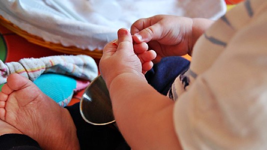 Murió un bebé tras tragarse la pila de un peluche: lo quemó por dentro y le hizo un agujero en el corazón