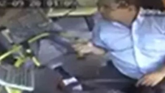 Locura en Bariloche: pasajero atacó a martillazos al chofer de un colectivo