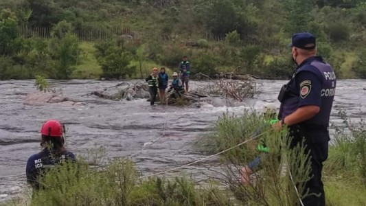 Dos personas fueron rescatadas de la creciente del río San Antonio