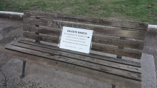 El triste cartel de un enamorado en un banco de plaza