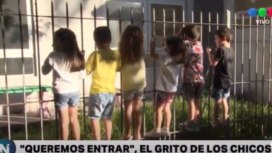 Dramáticas imágenes en la puerta de un colegio que cerró: "Queremos entrar"