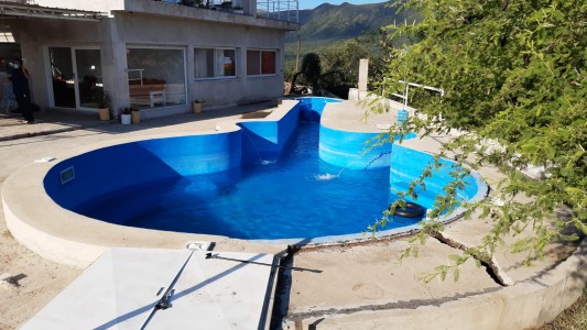 Una pileta con forma de guitarra, el sueño concretado de un rockero