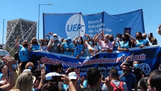 Docentes públicos piden recuperar el salario para no perder ante los precios