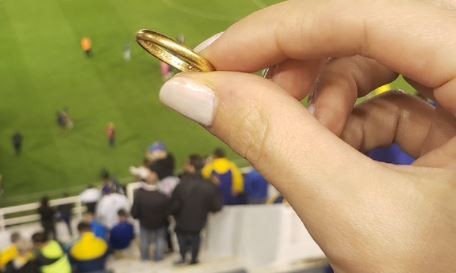 Una hincha de Boca busca al dueño de una alianza que encontró en Vélez