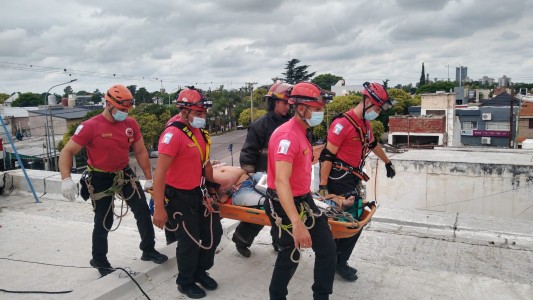 Un hombre recibió una descarga eléctrica mientras trabajaba y está internado