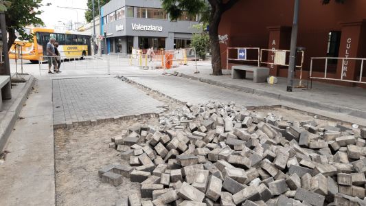 Levantan nuevamente los adoquines en barrio Güemes