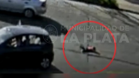 La Plata: un nene cayó de un auto en movimimento y se salvó de milagro
