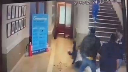 Brutal pelea en los pasillos del municipio de Trelew