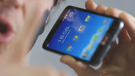 Un joven murió electrocutado cuando cargaba su celular