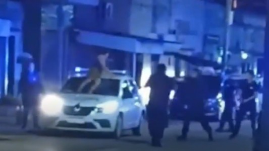 Un hombre borracho atacó a policías, se trepó al patrullero y tuvieron que bajarlo a los tiros