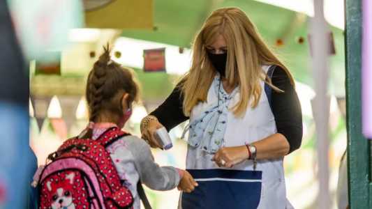 Río Tercero: rebelión sanitaria de una madre, no quiere que su hija vaya a la escuela con barbijo