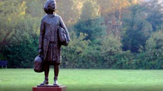 Robaron una estatua en homenaje a Ana Frank instalada en Puerto Madero