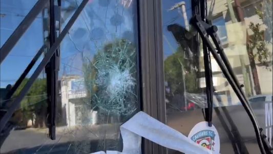 Atacaron el colectivo de Los Caligaris