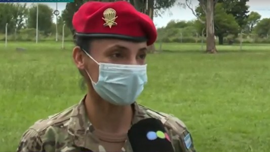 Mujeres, soldado y destacadas en el paracaidismo militar y deportivo