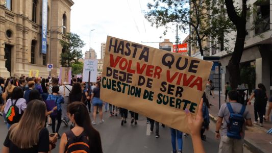 8M: multitudinaria marcha en las calles de la ciudad