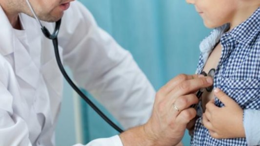 "Gano casi lo mismo que un paseador de perros": el reclamo de un médico pediatra