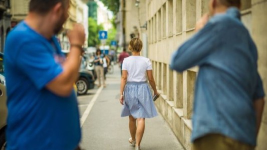 Denunció acoso callejero, lo difundió en redes y los hombres fueron desvinculados de su trabajo