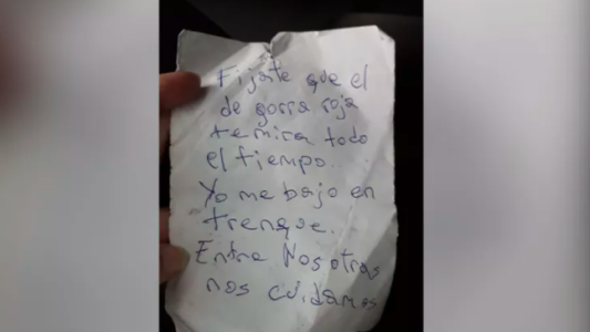 La alerta en un papel que le dejó una joven a otra en un micro: "El de gorra roja te mira todo el tiempo"