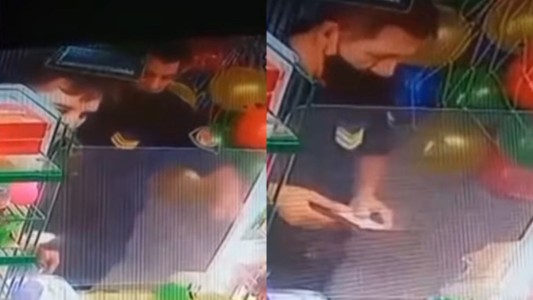 Insólito: Un policía robo un juguete acompañado de un niño