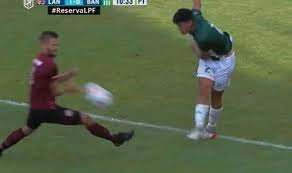 Video: pelotazo, expulsión insólita y una lesión escalofriante en un partido de Reserva