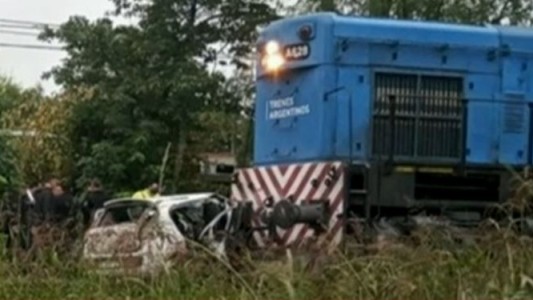 Un tren arrolló a un auto en Moreno: cuatro muertos y un herido grave