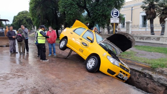 Córdoba: Un taxi fue "tragado" por una zanja