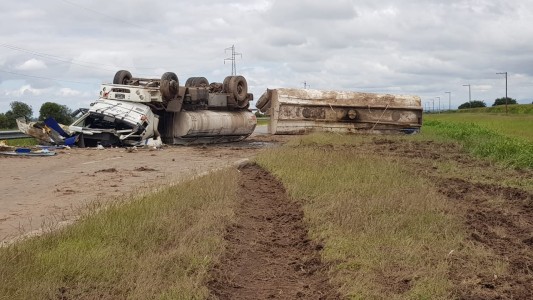 Impresionante vuelco de un camión en la ruta 36