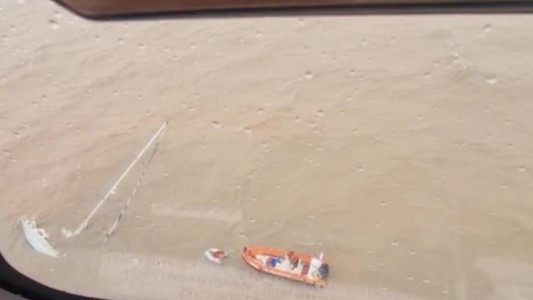 Emergencia en en el Río de la Plata: dos tripulantes de un velero fueron evacuados por Prefectura